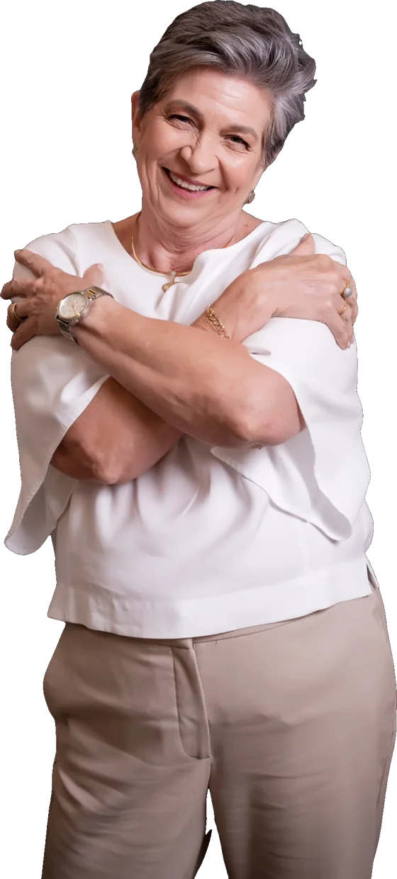 Professora Marta Garcia de braços cruzados, sorrindo