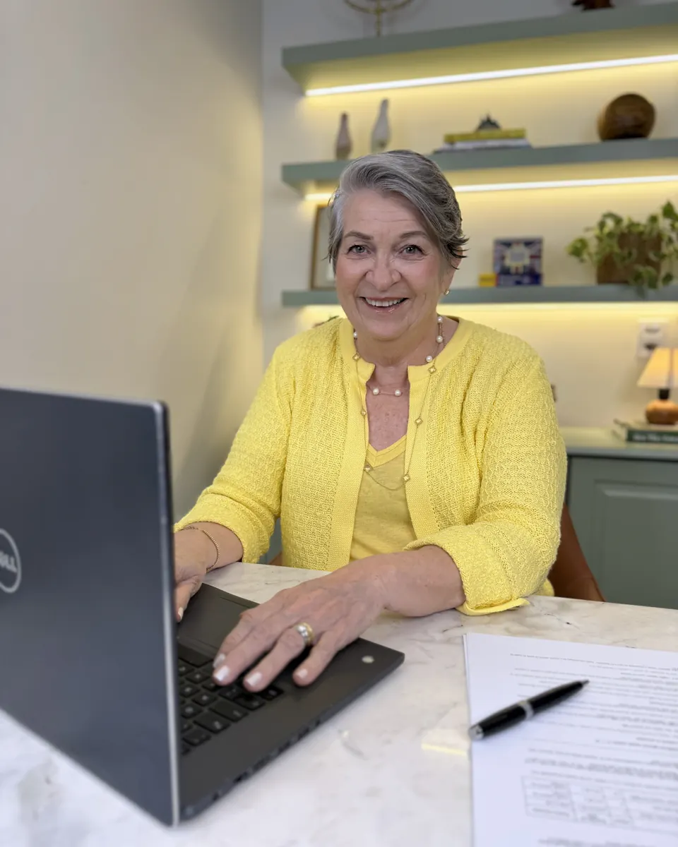 Professora Marta Garcia ao notebook